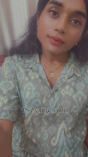 trans girl Ananyapandey 6436077