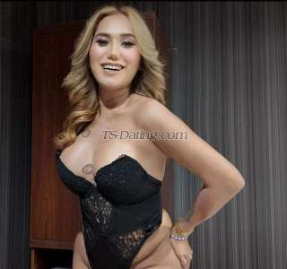 trans girl Hugejade 1743908