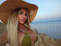 LaraBelmondo Constanta Transex Grazia, fascino e un pizzico di mistero: ecco cosa sono. Una splendida donna trans che adora la buona compagnia, le conversazioni significative e l'arte della connessione. Credo che il vero piacere inizi con eleganza e sicurezza, e sono orgogliosa di offrire entrambe. Il mio stile è femminile e sofisticato, la mia presenza è calda e accogliente. Che si tratti di condividere risate davanti a un bicchiere di vino o di godersi momenti di tranquillità che le parole non possono descrivere, mi assicuro che ogni incontro sia speciale e indimenticabile. Se apprezzi la classe, la chimica e l'autenticità, fermiamo insieme il tempo.