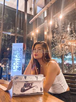 trans girl Leeeeyyyy 8910484