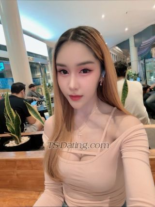 trans girl LillyBloosom 5761518