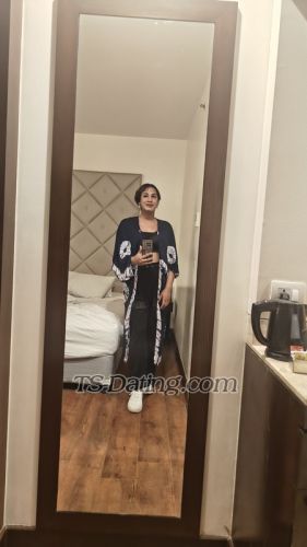 trans girl Niaramehra 6805487